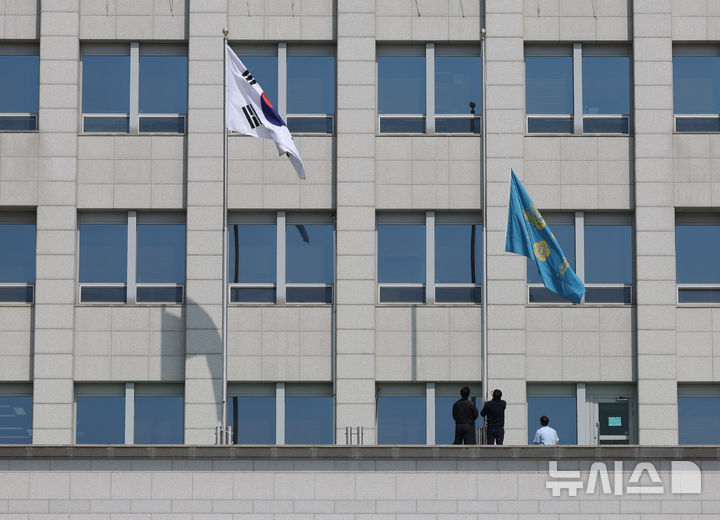 [서울=뉴시스] 조수정 기자 = 헌법재판소가 윤석열 대통령의 탄핵사건에 대해 인용을 선고한 4일 서울 용산 대통령실 청사에서 관계자들이 봉황기를 하기하고 있다. 2025.04.04. chocrystal@newsis.com