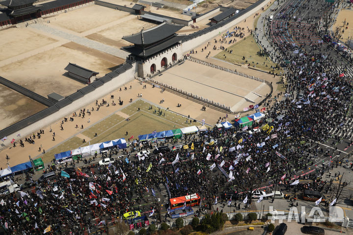 [서울=뉴시스] 배훈식 기자 = 윤석열 대통령 파면이 결정된 4일 오후 서울 종로구 광화문삼거리에서 탄핵 찬성 집회 참가자들이 환호하며 서십자각터를 향해 행진하고 있다. 2025.04.04. dahora83@newsis.com
