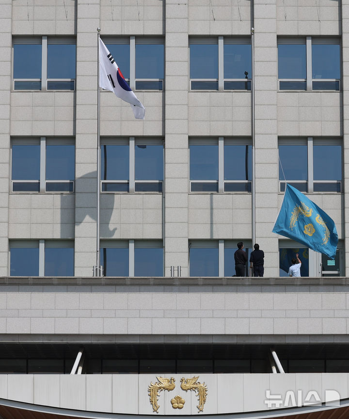 [서울=뉴시스] 조수정 기자 = 헌법재판소가 윤석열 대통령의 탄핵사건에 대해 인용을 선고한 4일 서울 용산 대통령실 청사에서 관계자들이 봉황기를 하기하고 있다. 2025.04.04. chocrystal@newsis.com