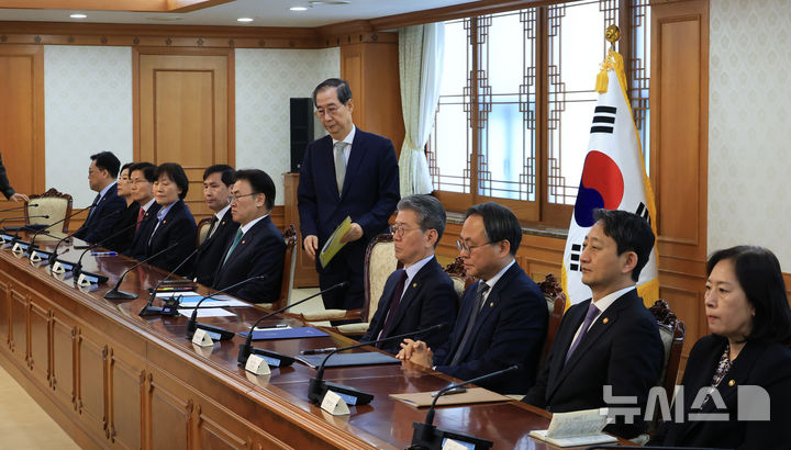 [서울=뉴시스] 최진석 기자 = 한덕수 대통령 권한대행 국무총리가 윤석열 전 대통령이 파면된 4일 서울 정부서울청사에서 열린 긴급 국무위원 간담회에 입장하고 있다. (대통령실통신사진기자단) 2025.04.04. myjs@newsis.com