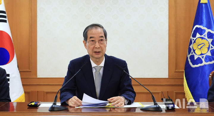 [서울=뉴시스] 최진석 기자 = 한덕수 대통령 권한대행 국무총리가 윤석열 전 대통령이 파면된 4일 서울 정부서울청사에서 열린 긴급 국무위원 간담회에서 발언하고 있다. (대통령실통신사진기자단) 2025.04.04. myjs@newsis.com