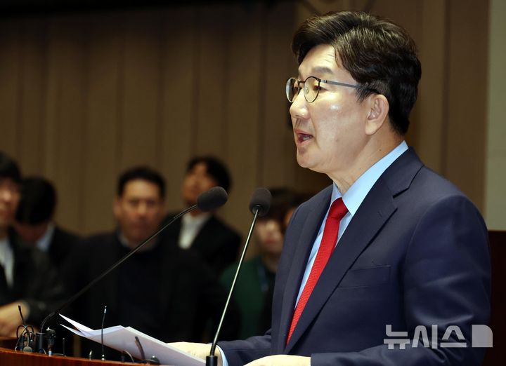[서울=뉴시스] 조성봉 기자= 권성동 국민의힘 원내대표가 4일 오전 서울 여의도 국회에서 열린 의원총회에서 발언을 하고 잇다. 2025.04.04. suncho21@newsis.com