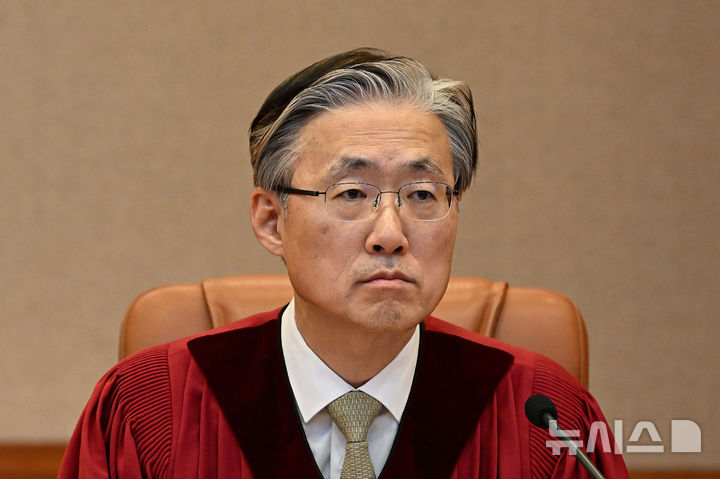 [서울=뉴시스] 사진공동취재단 = 김형두 헌법재판관이 4일 오전 서울 종로구 헌법재판소 대심판정에서 열린 윤석열 대통령 탄핵심판에 참석해 있다. 2025.04.04. photo@newsis.com