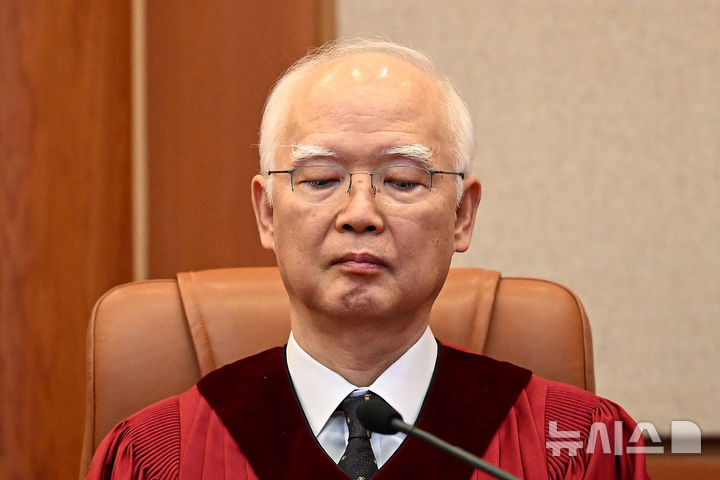 [서울=뉴시스] 사진공동취재단 = 정형식 헌법재판관이 4일 오전 서울 종로구 헌법재판소 대심판정에서 열린 윤석열 대통령 탄핵심판에 참석해 있다. 2025.04.04. photo@newsis.com