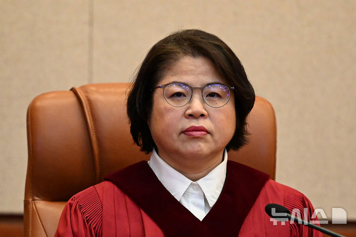 [서울=뉴시스] 사진공동취재단 = 김복형 헌법재판관이 4일 오전 서울 종로구 헌법재판소 대심판정에서 열린 윤석열 대통령 탄핵심판에 참석해 있다. 2025.04.04. photo@newsis.com