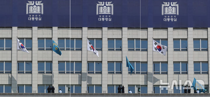 [서울=뉴시스] 조수정 기자 = 헌법재판소가 윤석열 대통령의 탄핵사건에 대해 인용을 선고한 4일 서울 용산 대통령실 청사에서 관계자들이 봉황기를 하기하고 있다. 2025.04.04. chocrystal@newsis.com