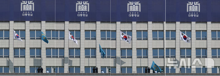 [서울=뉴시스] 조수정 기자 = 헌법재판소가 윤석열 대통령의 탄핵사건에 대해 인용을 선고한 4일 서울 용산 대통령실 청사에서 관계자들이 봉황기를 하기하고 있다. 2025.04.04. chocrystal@newsis.com