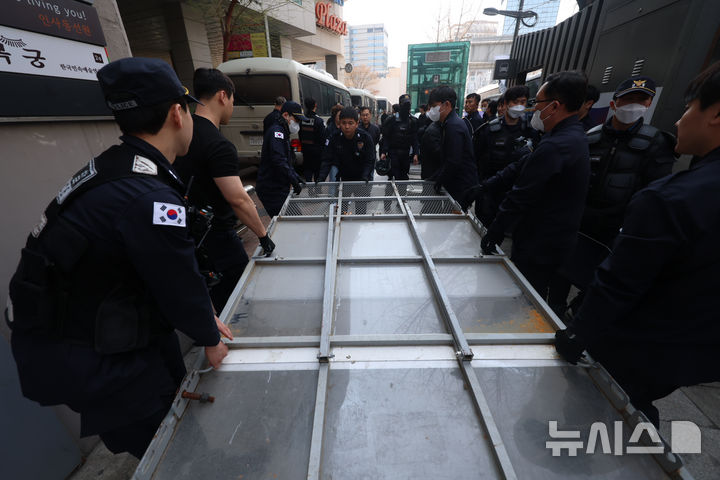 [서울=뉴시스] 김명년 기자 = 윤석열 대통령이 파면된 4일 오후 서울 종로구 헌법재판소 인근에서 경찰이 방벽을 철거하고 있다. 2025.04.04. kmn@newsis.com