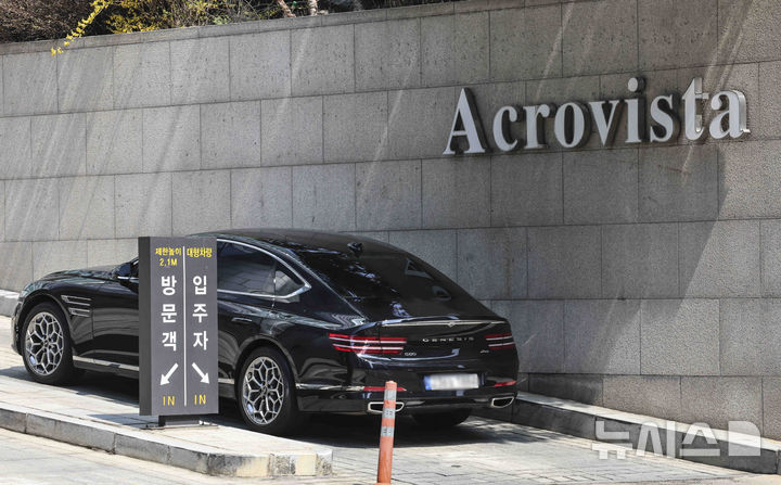 [서울=뉴시스] 김근수 기자 = 헌법재판소가 윤석열 전 대통령에 대한 탄핵 선고를 한 가운데 4일 서울 서초구 윤 전 대통령 부부가 거주했던 아크로비스타 건물이 보이고 있다. 2025.04.04. ks@newsis.com