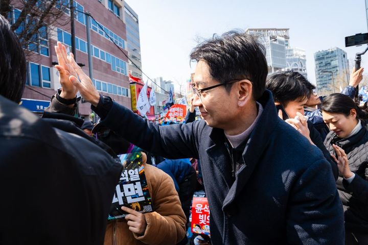 [서울=뉴시스] 권창회 기자 = 김경수 전 경남지사가 4일 서울 종로구 안국역 인근에서 열린 '윤석열 8대0 파면을 위한 결의대회'에 참석해 시민들과 인사하고 있다. (사진=김경수 전 경남지사 측 제공) 2025.04.04. photo@newsis.com *재판매 및 DB 금지