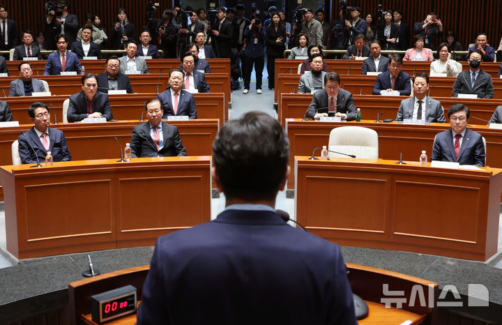 [서울=뉴시스] 조성우 기자 = 권영세(앞줄 왼쪽 두 번째) 국민의힘 비상대책위원장 등 당 소속 의원들이 윤석열 전 대통령이 파면된 4일 서울 여의도 국회에서 열린 의원총회에서 권성동 국민의힘 원내대표의 발언을 듣고 있다. 2025.04.04. xconfind@newsis.com