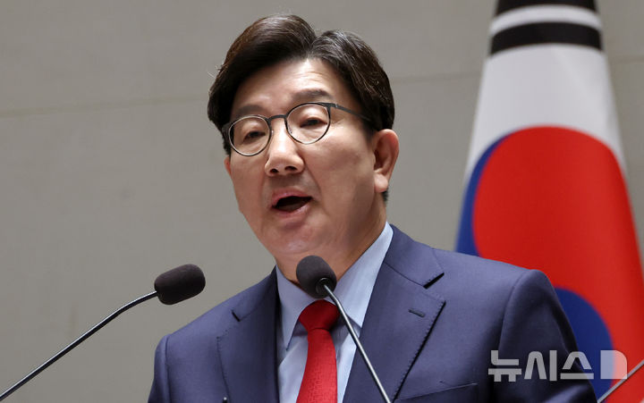[서울=뉴시스] 조성우 기자 = 권성동 국민의힘 원내대표가 윤석열 전 대통령이 파면된 4일 서울 여의도 국회에서 열린 의원총회에서 발언하고 있다. 2025.04.04. xconfind@newsis.com