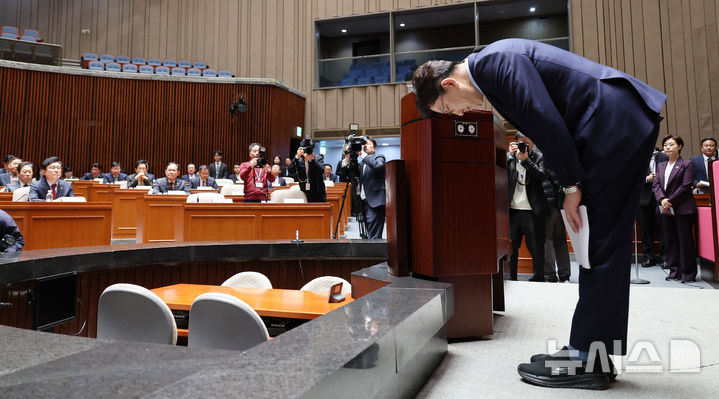 [서울=뉴시스] 조성우 기자 = 권성동 국민의힘 원내대표가 윤석열 전 대통령이 파면된 4일 서울 여의도 국회에서 열린 의원총회에서 발언에 앞서 인사하고 있다. 2025.04.04. xconfind@newsis.com