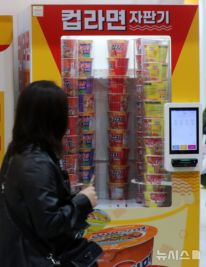 [서울=뉴시스] 김혜진 기자 = 4일 서울 강서구 코엑스 마곡에서 열린 대한민국라면박람회 찾은 관람객들이 라면을 살펴보고 있다. 2025.04.04. jini@newsis.com