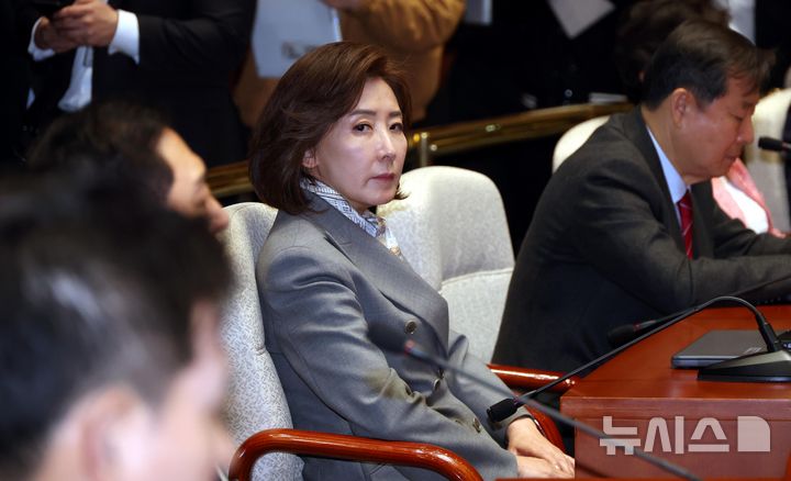 [서울=뉴시스] 조성봉 기자 = 나경원 국민의힘 의원이 4일 오전 서울 여의도 국회에서 열린 의원총회에서 굳은 표정을 짓고 있다. 2025.04.04. suncho21@newsis.com