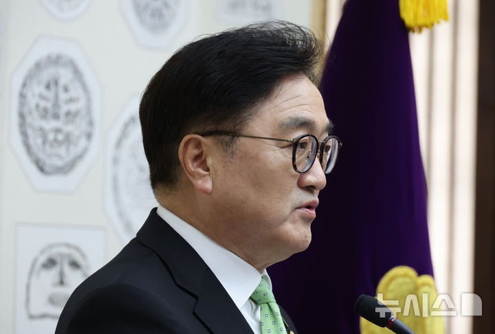 [서울=뉴시스] 고승민 기자 = 윤석열 전 대통령이 파면된 4일 우원식 국회 의장이 서울 여의도 국회에서 대국민 특별담화를 하고 있다. 2025.04.04. kkssmm99@newsis.com