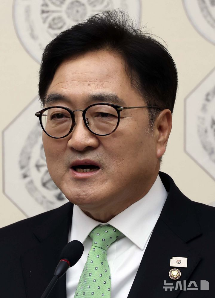 [서울=뉴시스] 고승민 기자 = 윤석열 전 대통령이 파면된 4일 우원식 국회 의장이 서울 여의도 국회에서 대국민 특별담화를 하고 있다. 2025.04.04. kkssmm99@newsis.com