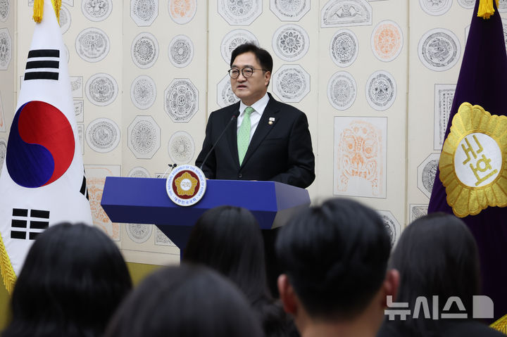 [서울=뉴시스] 고승민 기자 = 윤석열 전 대통령이 파면된 4일 우원식 국회 의장이 서울 여의도 국회에서 대국민 특별담화를 하고 있다. 2025.04.04. kkssmm99@newsis.com