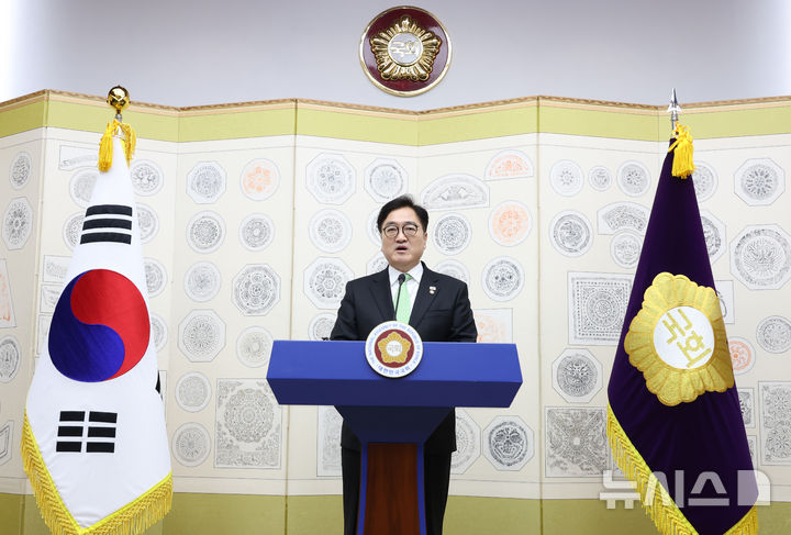 [서울=뉴시스] 고승민 기자 = 윤석열 전 대통령이 파면된 4일 우원식 국회 의장이 서울 여의도 국회에서 대국민 특별담화를 하고 있다. 2025.04.04. kkssmm99@newsis.com