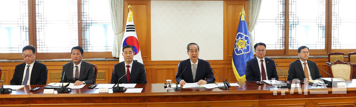 [서울=뉴시스] 최진석 기자 = 한덕수 대통령 권한대행 국무총리가 윤석열 전 대통령이 파면된 4일 서울 정부서울청사에서 열린 국가안전보장회의(NSC)에서 발언하고 있다. 2025.04.04. myjs@newsis.com