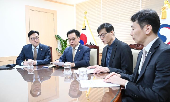 [서울=뉴시스] 최상목 부총리 겸 기획재정부 장관이 4일 서울 종로구 정부서울청사에서 열린 거시경제·금융현안 간담회에서 발언하고 있다. 왼쪽부터 김병환 금융위원장, 최 부총리, 이창용 한국은행 총재, 이복현 금융감독원장. (사진=기획재정부 제공) 2025.04.04. photo@newsis.com *재판매 및 DB 금지