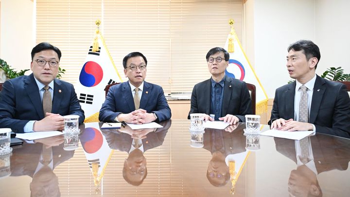 [서울=뉴시스] 최상목 부총리 겸 기획재정부 장관이 4일 서울 종로구 정부서울청사에서 열린 거시경제·금융현안 간담회에서 발언하고 있다. 왼쪽부터 김병환 금융위원장, 최 부총리, 이창용 한국은행 총재, 이복현 금융감독원장. (사진=기획재정부 제공) 2025.04.04. photo@newsis.com *재판매 및 DB 금지