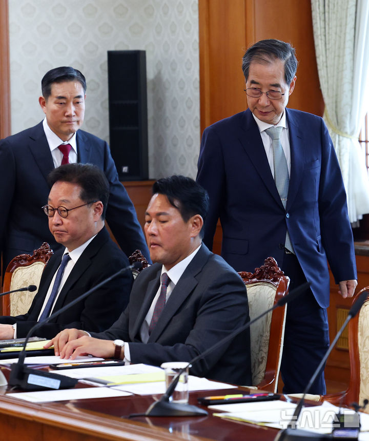 [서울=뉴시스] 최진석 기자 = 한덕수 대통령 권한대행 국무총리가 윤석열 전 대통령이 파면된 4일 서울 정부서울청사에서 열린 국가안전보장회의(NSC)에 신원식 국가안보실장과 입장하고 있다. 아래는 국가안보실 김태효(오른쪽) 1차장과 왕윤종 3차장. 2025.04.04. myjs@newsis.com