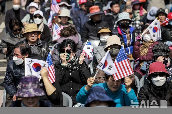 [서울=뉴시스] 정병혁 기자 = 윤석열 대통령 탄핵심판이 인용된 4일 서울 용산구 한남동 관저 앞에서 열린 탄핵 반대 집회에서 한 참가자가 눈물을 닦고 있다. 2025.04.04. jhope@newsis.com