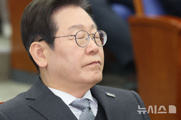 [서울=뉴시스] 권창회 기자 = 이재명 더불어민주당 대표가 4일 서울 여의도 국회에서 열린 비상의원총회에서 생각에 잠겨 있다. 2025.04.04. kch0523@newsis.com