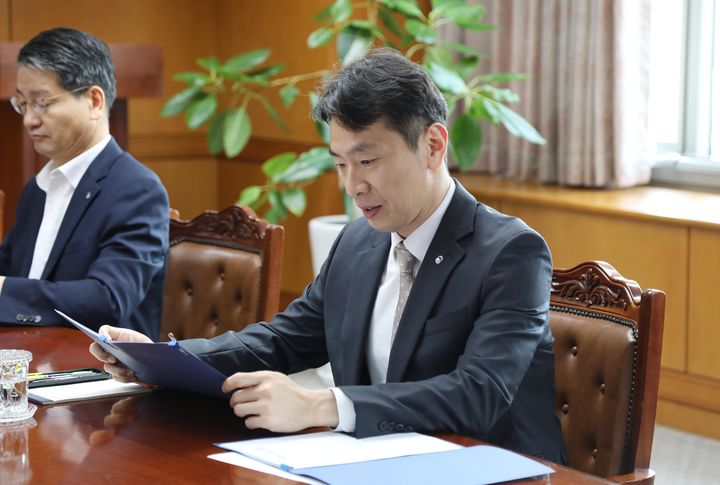[서울=뉴시스] 이복현 금융감독원장이 4일 서울 여의도 금융감독원에서 긴급 금융상황점검회의를 주재하고 있다. (사진=금융감독원 제공) 2025.04.04. photo@newsis.com *재판매 및 DB 금지