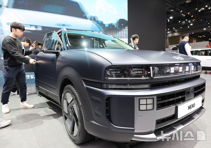 [고양=뉴시스] 전진환 기자 = 4일 오전 경기도 고양시 킨텍스에서 열린 2025서울모빌리티쇼를 찾은 관람객이 현대차 부스에서 디 올 뉴 넥쏘를 살펴보고 있다. 2025.04.04. amin2@newsis.com