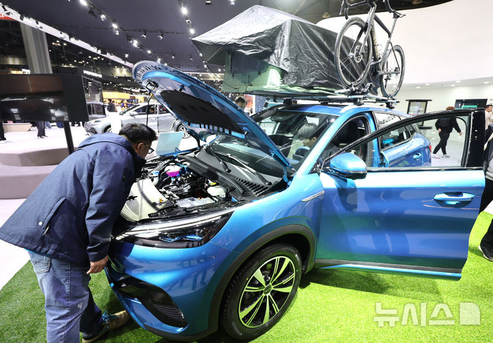 [고양=뉴시스] 전진환 기자 = 4일 오전 경기도 고양시 킨텍스에서 열린 2025서울모빌리티쇼를 찾은 관람객이 BYD 부스에서 전기차를 살펴보고 있다. 2025.04.04. amin2@newsis.com