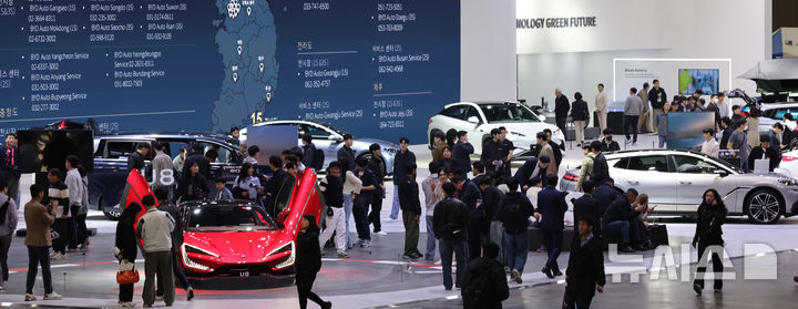 [고양=뉴시스] 전진환 기자 = 4일 오전 경기도 고양시 킨텍스에서 열린 2025서울모빌리티쇼를 찾은 관람객들이 BYD 부스에서 전기차를 관람하고 있다. 2025.04.04. amin2@newsis.com