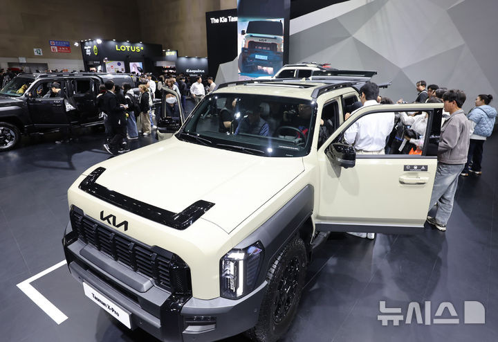 [고양=뉴시스] 전진환 기자 = 지난 4월4일 오전 경기도 고양시 킨텍스에서 열린 2025서울모빌리티쇼를 찾은 관람객들이 기아 픽업트럭 타스만을 살펴보고 있다. 2025.04.04. amin2@newsis.com