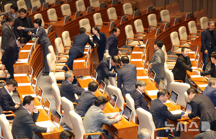 [서울=뉴시스] 고승민 기자 = 4일 서울 여의도 국회에서 열린 제424회국회(임시회) 제1차 본회의에서 시작 전 더불어민주당 등 야당 의원들이 웃으며 반갑게 인사를 하고 있다. 2025.04.04. kkssmm99@newsis.com