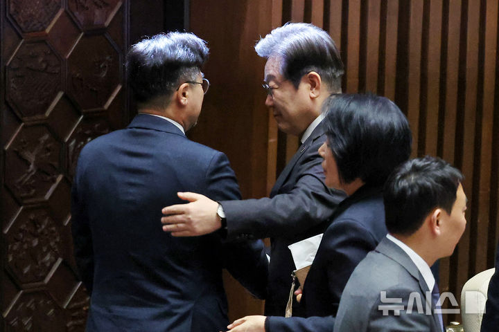 [서울=뉴시스] 조성우 기자 = 이재명(오른쪽) 더불어민주당 대표 4일 오후 서울 여의도 국회에서 열린 제424회 국회(임시회) 제1차 본회의가 끝난 뒤 박찬대 원내대표를 격려하고 있다. 2025.04.04. xconfind@newsis.com