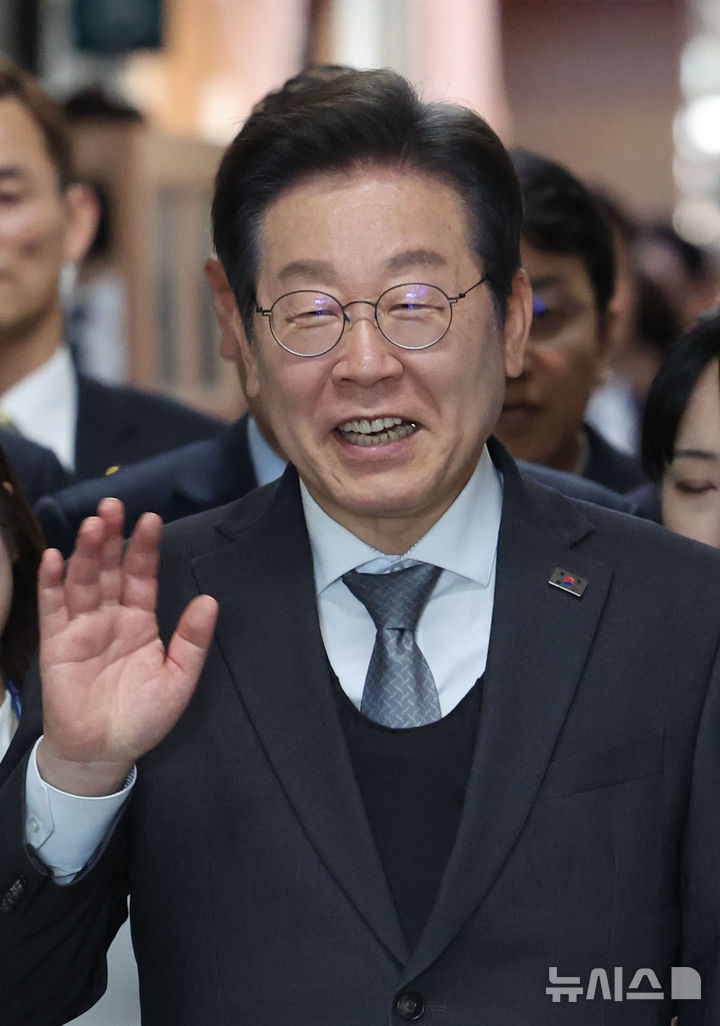 [서울=뉴시스] 권창회 기자 = 이재명 더불어민주당 대표가 4일 서울 여의도 국회에서 열린 본회의를 바치고 집무실로 이동하며 활짝 웃고 있다. 2025.04.04. kch0523@newsis.com