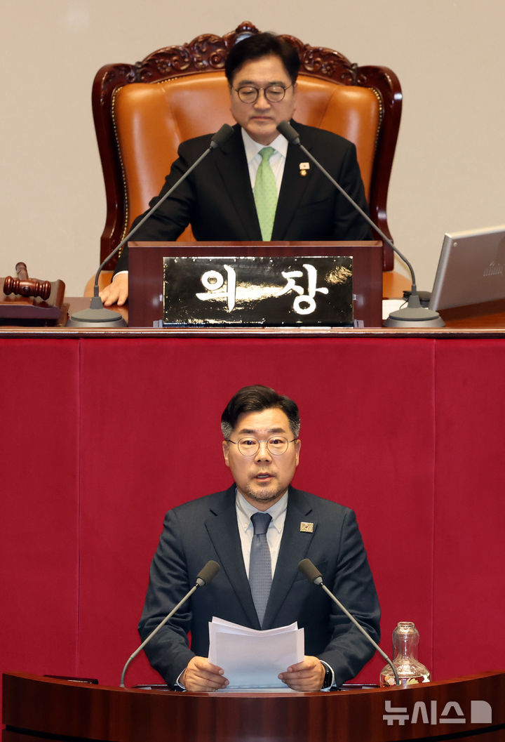 [서울=뉴시스] 고승민 기자 = 박찬대 더불어민주당 원내대표가 4일 서울 여의도 국회에서 열린 제424회국회(임시회) 제1차 본회의에서 12.3 윤석열 비상계엄을 해제한 대한민국 국민께 드리는 감사문에 대한 수정안의 제안설명을 하고 있다. 2025.04.04. kkssmm99@newsis.com