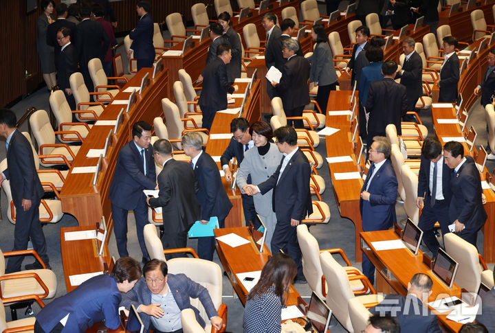 [서울=뉴시스] 고승민 기자 = 4일 서울 여의도 국회에서 열린 제424회국회(임시회) 제1차 본회의에서 산회 후 더불어민주당 등 야당 의원들이 회의장을 나서고 있다. 2025.04.04. kkssmm99@newsis.com