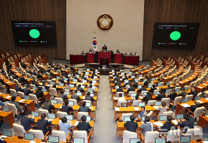 [서울=뉴시스] 고승민 기자 = 4일 서울 여의도 국회에서 열린 제424회국회(임시회) 제1차 본회의에서 12.3 윤석열 비상계엄을 해제한 대한민국 국민께 드리는 감사문에 대한 수정안이 재석 187인, 찬성 187인으로 가결되고 있다. 2025.04.04. kkssmm99@newsis.com