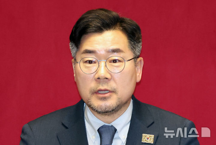 [서울=뉴시스] 고승민 기자 = 박찬대 더불어민주당 원내대표가 4일 서울 여의도 국회에서 열린 제424회국회(임시회) 제1차 본회의에서 12.3 윤석열 비상계엄을 해제한 대한민국 국민께 드리는 감사문에 대한 수정안의 제안설명을 하고 있다. 2025.04.04. kkssmm99@newsis.com