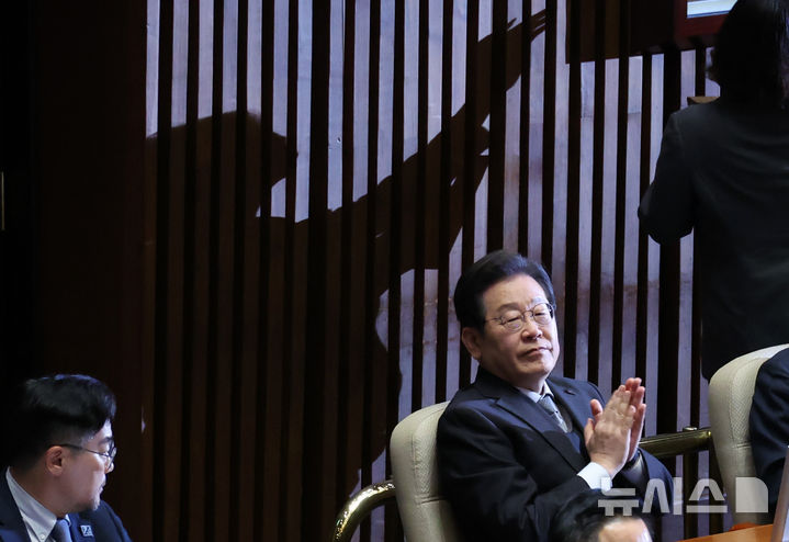 [서울=뉴시스] 조성우 기자 = 이재명(오른쪽) 더불어민주당 대표가 4일 오후 서울 여의도 국회에서 열린 제424회 국회(임시회) 제1차 본회의에서 우원식 의장의 발언이 끝난 뒤 박수치고 있다. 2025.04.04. xconfind@newsis.com