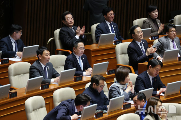 [서울=뉴시스] 조성우 기자 = 이재명(왼쪽 위 두 번째) 더불어민주당 대표와 당 의원들이 4일 오후 서울 여의도 국회에서 열린 제424회 국회(임시회) 제1차 본회의에서 우원식 의장의 발언이 끝난 뒤 박수치고 있다. 2025.04.04. xconfind@newsis.com