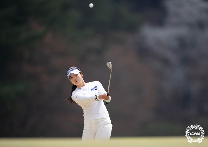 [서울=뉴시스] 4일 부산 동래베네스트CC에서 열린 두산건설 We've 챔피언십 2라운드 9번홀에서 정지효가 칩샷을 하고 있다. (사진=KLPGA 제공) 2025.04.04. photo@newsis.com *재판매 및 DB 금지