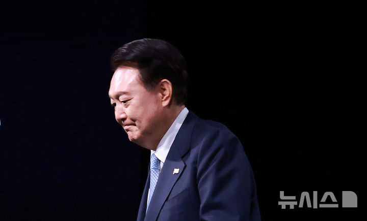 [서울=뉴시스] 헌법재판소가 4일 윤석열 전 대통령을 파면했다. 탄핵 소추 111일, 변론 종결 38일 만이다.사진은 지난해 3월 3차 민주주의 정상회의 장관급 회의 개회식에 참석한 윤 전 대통령 모습. (사진=뉴시스 DB) 2024.04.04. photo@newsis.com
