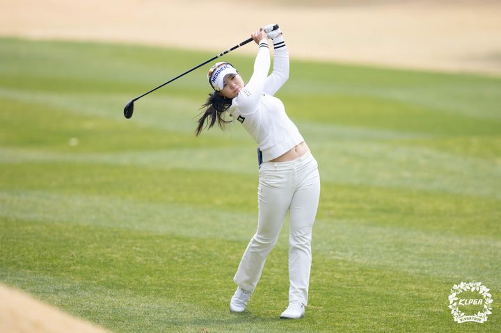 [서울=뉴시스] 4일 부산 동래베네스트CC에서 열린 두산건설 We've 챔피언십 2라운드 9번홀에서 정지효가 세컨드샷을 하고 있다. (사진=KLPGA 제공) 2025.04.04. photo@newsis.com *재판매 및 DB 금지