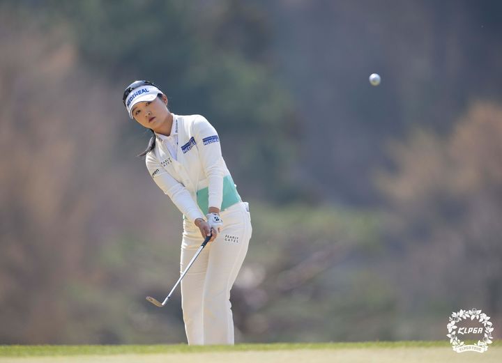 [서울=뉴시스] 4일 부산 동래베네스트CC에서 열린 두산건설 We've 챔피언십 2라운드 16번홀에서 이예원이 칩샷을 하고 있다. (사진=KLPGA 제공) 2025.04.04. photo@newsis.com *재판매 및 DB 금지