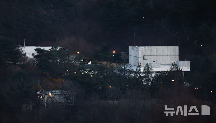 [서울=뉴시스] 황준선 기자 = 윤석열 전 대통령이 파면된 지난 4월 4일 오후 서울 용산구 한남동 대통령 관저에 조명이 켜져 있다. 2025.08.13. hwang@newsis.com