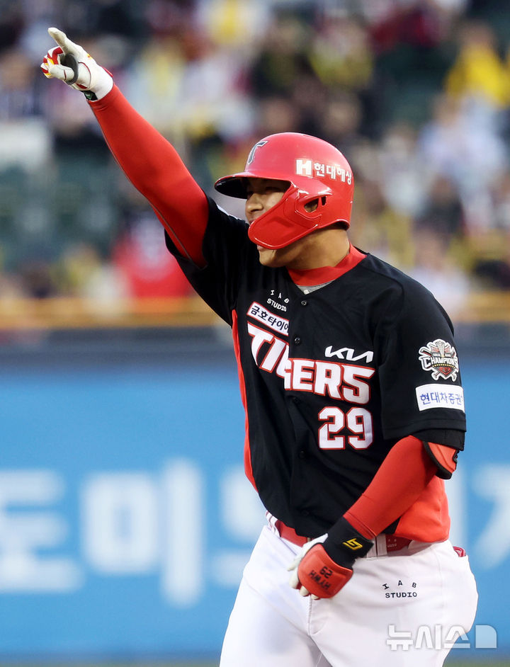 [서울=뉴시스] 홍효식 기자 = 4일 서울 송파구 잠실야구장에서 열린 2025 KBO리그 KIA 타이거즈와 LG 트윈스의 경기, 1회초 2사 2,3루 KIA 변우혁이 2타점 적시타를 날린 뒤 환호하고 있다. 2025.04.04. yesphoto@newsis.com