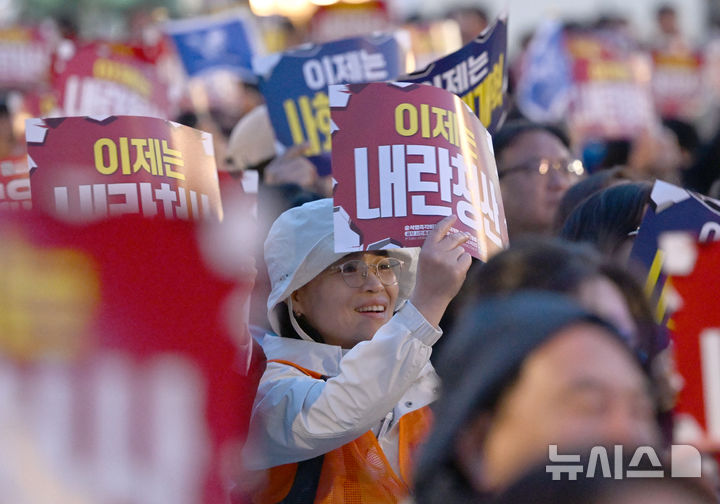 [광주=뉴시스] 김혜인 기자 = 윤석열 대통령이 파면된 4일 오후 광주 동구 5·18민주광장에서 열린 광주시민 승리대회에서 참석자들이 구호를 외치고 있다. 2025.04.04.hyein0342@newsis.com